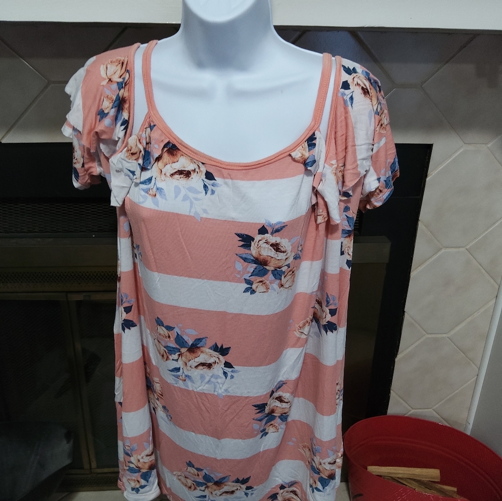 Sun & Moon cold shoulder top sz 3xl